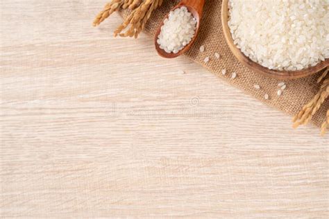 Arroz Blanco En Un Bol Sobre Fondo De Mesa De Madera Imagen De Archivo