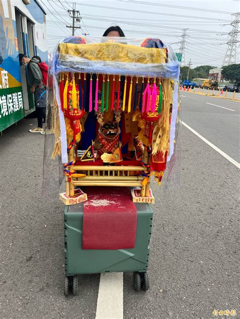 家裡供奉的虎爺想回奉天宮 民眾造小型鑾轎車參加大甲媽遶境 生活 自由時報電子報