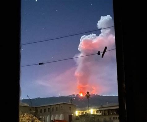 Etna Notte Di Fuoco E Spettacolo In Sicilia In Corso Il Sesto