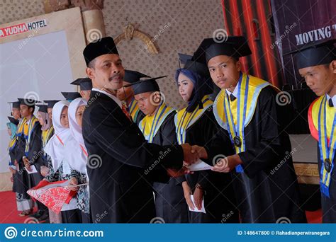 Director Que Da El Certificado A La Ceremonia De Graduaci N Del