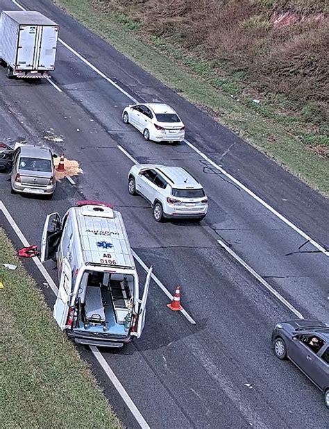 Colisão entre dois automóveis deixa feridos na rodovia dos Bandeirantes