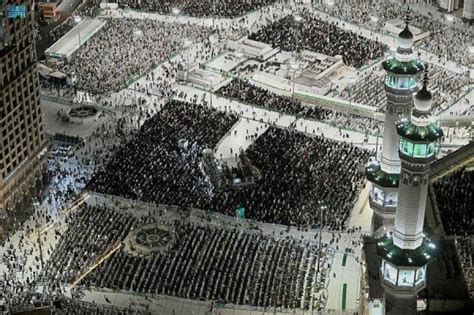 Malam Salat Tarawih Di Masjidil Haram Meluber Di Jalan Hingga