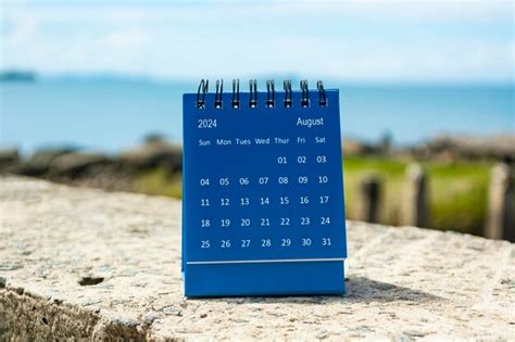 Calendario azul de agosto de 2024 sobre un fondo borroso de océano azul