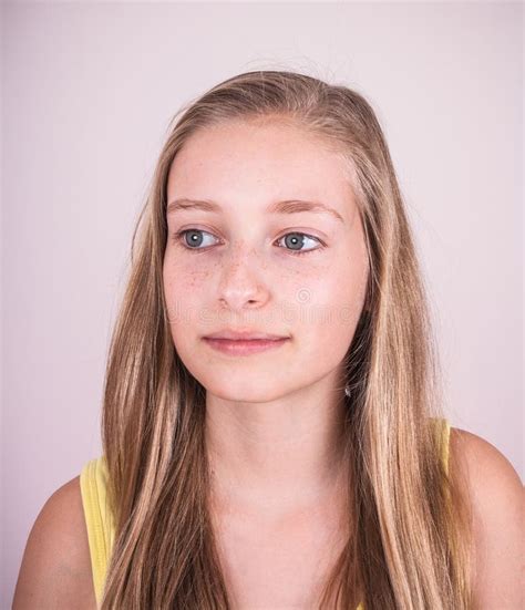 Fille Blonde Mignonne Avec Le Sourire D Yeux Bleus Photo Stock Image Du Fermer Rire