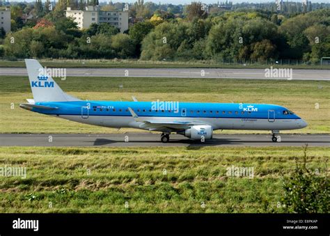 Embraer Taxiing Hi Res Stock Photography And Images Alamy