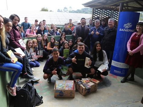 Sanepar Doa Livros Para Escola Rural Em Quitandinha Sanepar