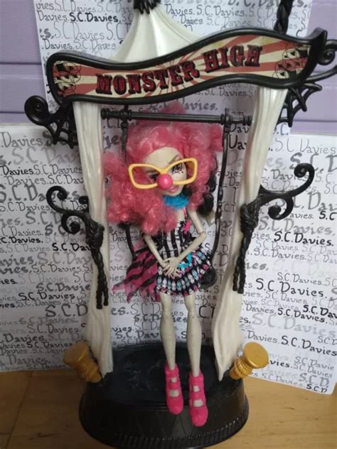 MONSTER HIGH ROCHELLE Goyle Freak Du Chic With Swing Stand Wings