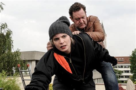 Chefin blonde Frau S05E04 2015 ČSFD cz