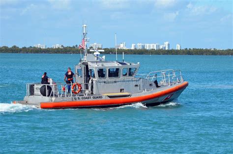 Guarda Costeira Patrol Boat No Corte Do Governo Imagem De Stock