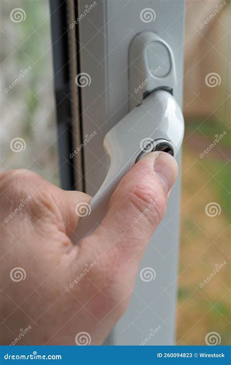 Image Verticale D un Verrou De Fenêtre Blanc Avec Poignée Sur Un Cadre