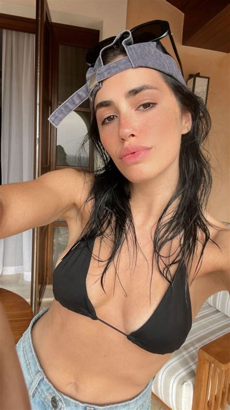 Con gorra y microbikini negra Lali Espósito se mostró a la moda en el