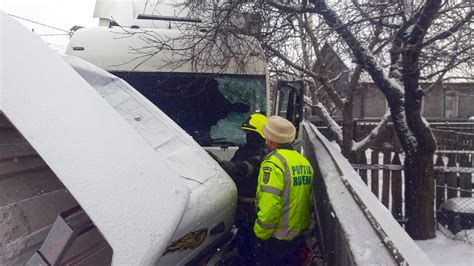 FOTO VIDEO Imagini de la groaznicul accident din Cornu Luncii Un șofer