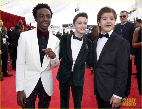 Photo: noah schnapp sadie sink caleb mclaughlin look so stylish at sag ...