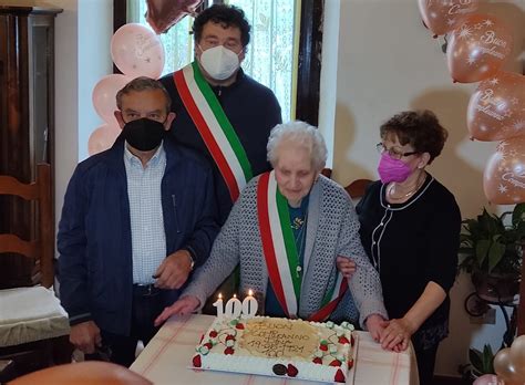 Nonna Dina Compie Cento Anni Gli Auguri Del Sindaco Di Castel