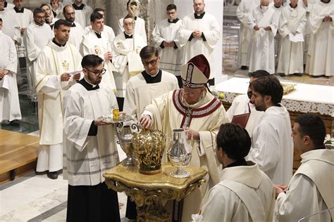 Nella Messa Crismale Lepifania Della Chiesa E Di Tutti I Suoi Doni