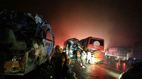 Al Menos Dos Muertos Y 28 Heridos Por Un Choque Entre Tres Autobuses En