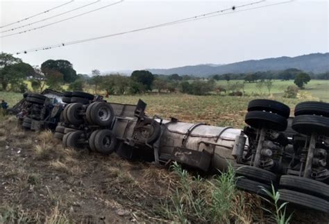 Vuelca Pipa Con 30 Mil Litros De Melaza Sobre La Carretera Federal