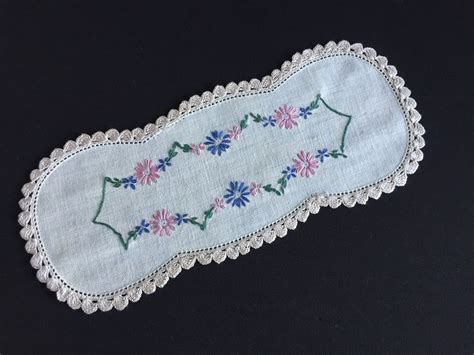 Australian Vintage Collectible Hand Embroidered Linen Sandwich Doily