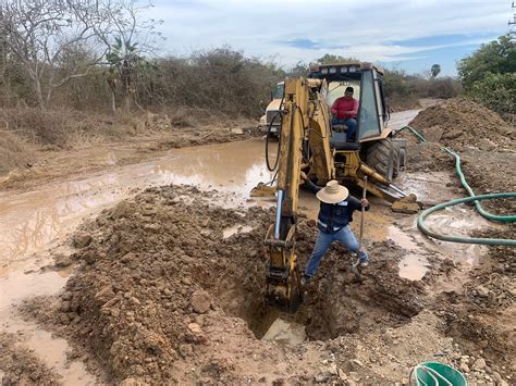 Rompe constructora tubería y se derraman aguas residuales en el Estero