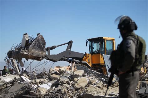 Foto Foto Buldoser Penjajah Israel Hancurkan Rumah Warga Palestina