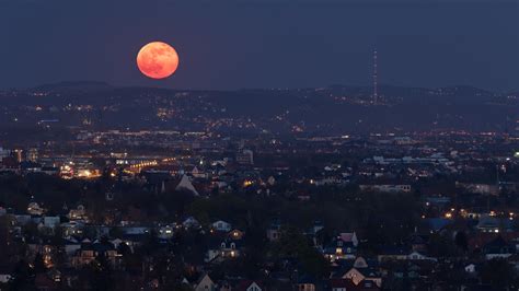 Pinker Mond Kometen Und Galaxien Spektrum Der Wissenschaft