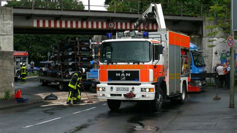 Fotos Lkw Steckt Unter Br Cke Fest Zentgrafenstra E Gesperrt