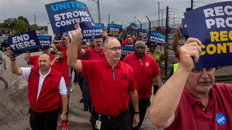 Uaw Members Practice Picketing Near Stellantis Plant