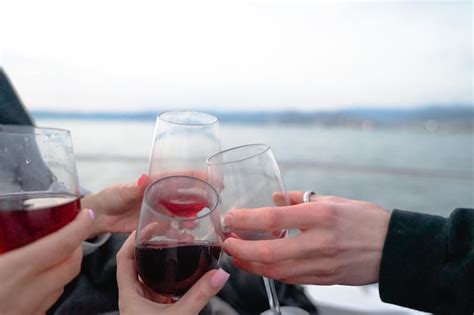 Amigos Tintinean Copas Con Vino Tinto En Un Viaje En Barco En Un Yate