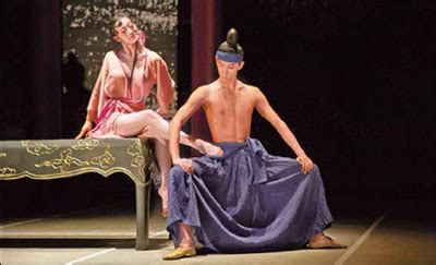 Cảnh nóng trên sân khấu kịch Bom sex chỉ dám diễn nửa vời