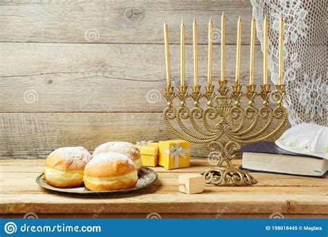 Conceito De Hanukkah Feriado Judeu Menorah Sufganiyah Caixa De