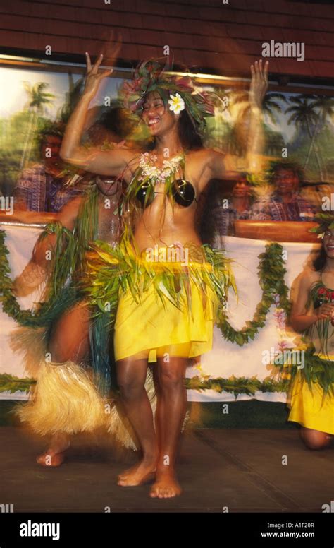 The cook islands dance hi-res stock photography and images - Alamy