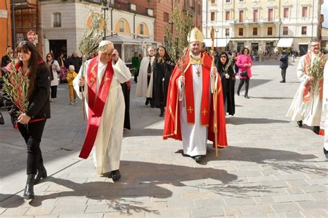 Celebrazione Della Domenica Delle Palme Il Vescovo Vito In Processione