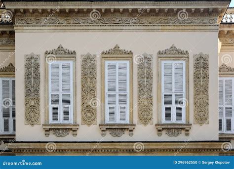 Fachada De Un Edificio Antiguo Con Ventanas Blancas De Madera Y Estuco