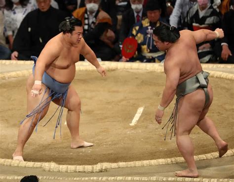 ＜大相撲九州場所＞翔猿がおしだしで若隆景を破る（撮影・中村 達也） ― スポニチ Sponichi Annex スポーツ