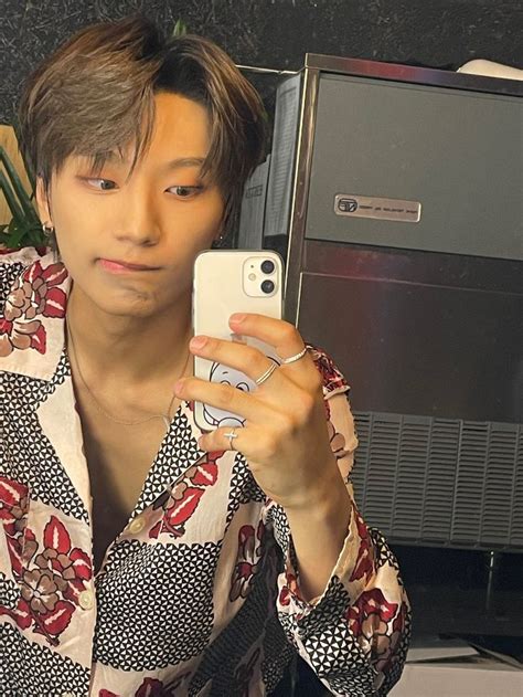 Kpop Guys Chris Handsome Icon Luvs Phones Archive Korean Mirror