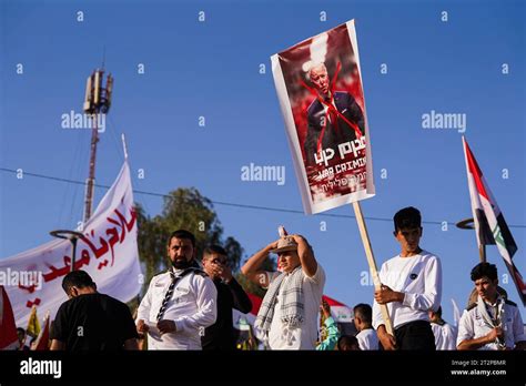 Mosul Irak 2023 De Octubre Un Manifestante Sostiene Una Pancarta