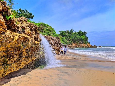 Pacar Beach Tiket Murah Ada Air Terjun Di Tepi Pantai Wisatahits