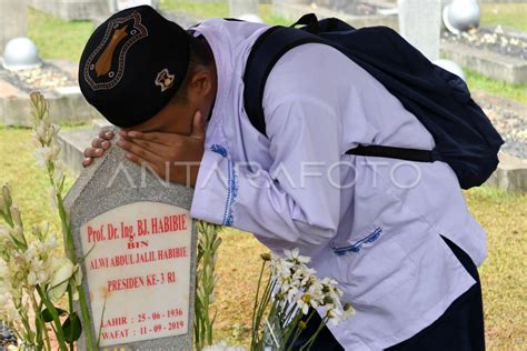 ZIARAH MAKAM BJ HABIBIE ANTARA Foto