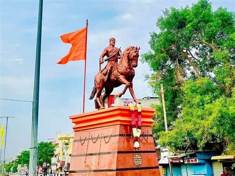 धारूरच्या चौकात रातोरात उभारला छत्रपती शिवरायांचा पुतळा चौथरा बांधून