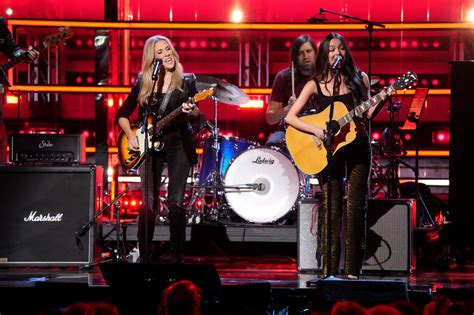 Willie Nelson Sheryl Crow And Missy Elliott Inducted Into Rock And Roll