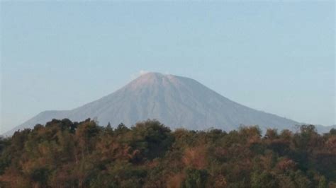 Aktivitas Meningkat Jalur Pendakian Gunung Slamet Ditutup