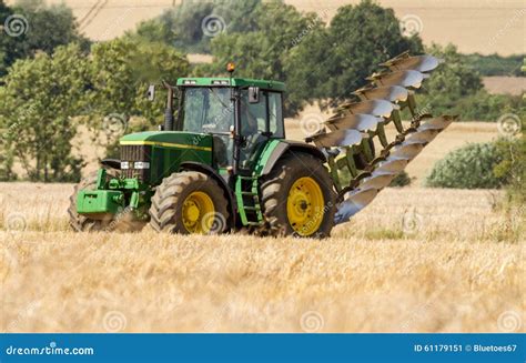 Tracteur Moderne De John Deere Tirant Une Charrue Photo Ditorial