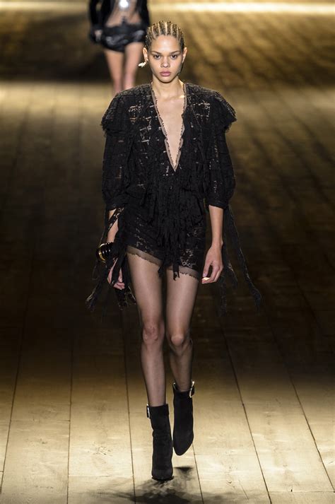 Défilé Saint Laurent Prêt à Porter Automne Hiver 2018 2019 Paris Elle