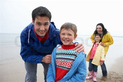 Gl Ckliche Familie Am Strand Stock Bild Colourbox