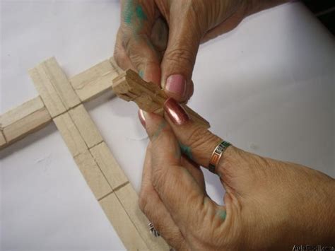 Crucifijo Elaborado Con Pinzas Pinzas De Madera Manualidades Infantiles