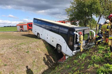 Wypadek Autokaru Przewo Cego Dzieci Kilkadziesi T Os B W Szpitalu