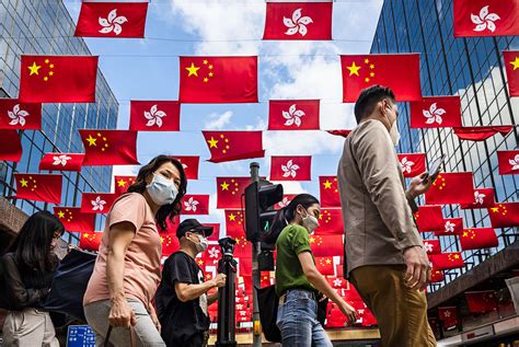 【图集】香港街头张灯结彩，庆祝回归祖国25周年界面新闻 · 影像