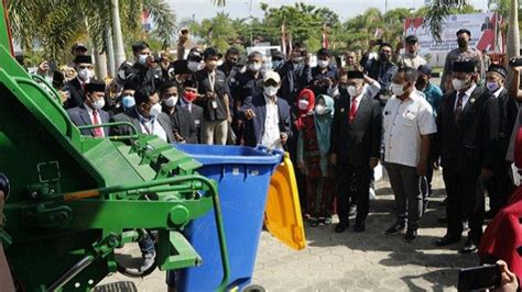 Pemkot Kendari Launching Truk Sampah Konvektor 3 Dump Truck 5 Arm