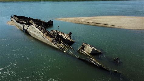 В Сербии целая фашистская речная флотилия появилась над водой из-за ...