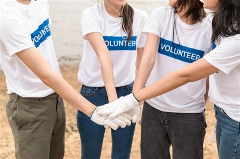 Voluntarios De La Comunidad Juvenil Asi Tica Usando Bolsas De Basura